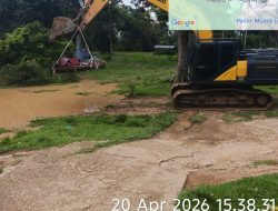 Alat Berat Angkut Rangka Tambang Emas di Seberang Jembatan Gantung KKPA